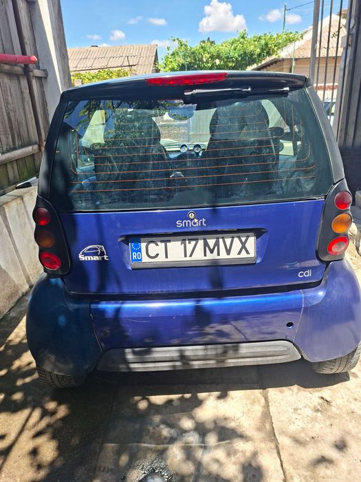 Vând Smart Fortwo 0.8 CDI diesel, an fabricație 2000, culoare albastru/negru.