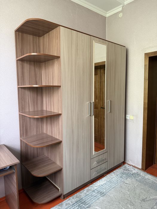 двухъярусная кровать, шкаф, стол