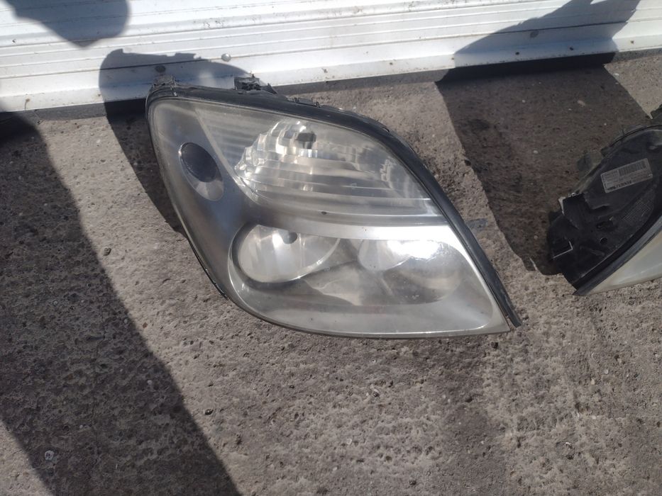 Продавам фарове за renault megane scenic