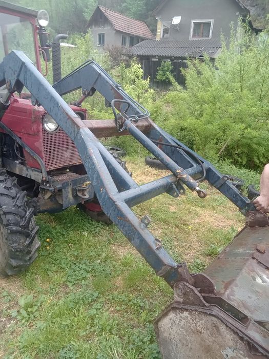 Încărcător frontal tractor