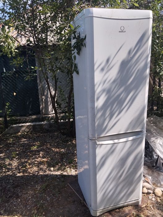 Продам холодильник Indesit
