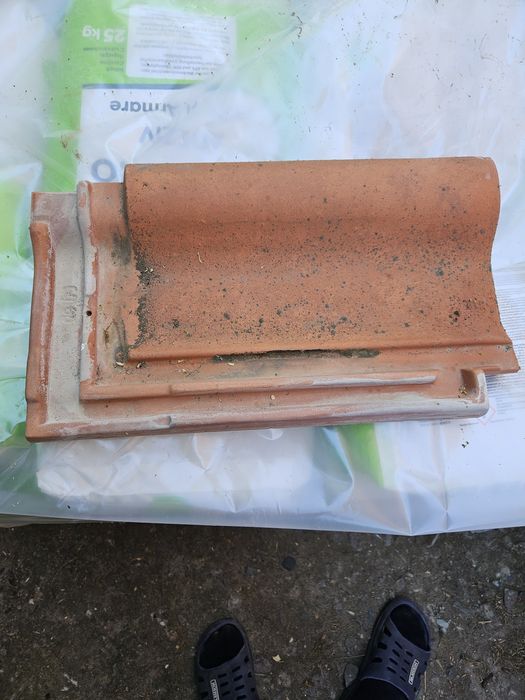 Țiglă ceramică in stare bună