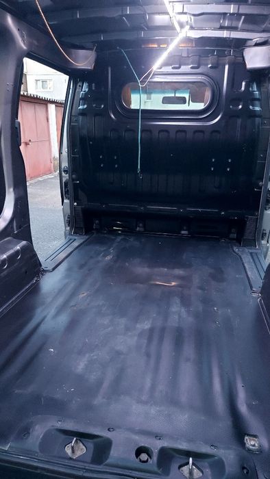 Vând nisan nv200