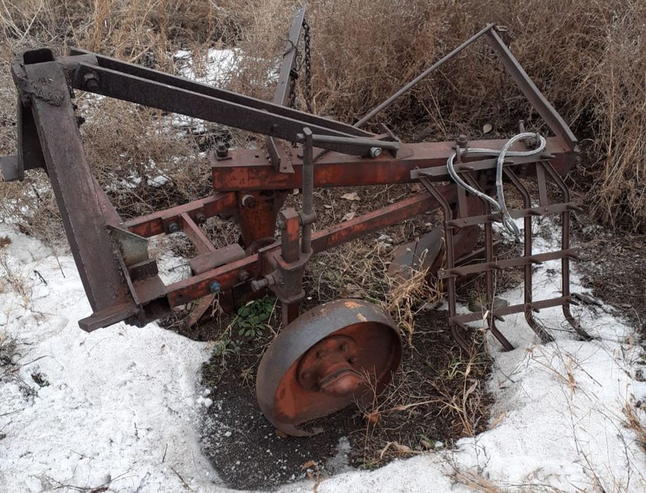 Продам плуг двухкорпусный,, бороны, движку