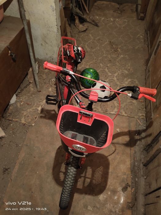 Велосипед красного цвета