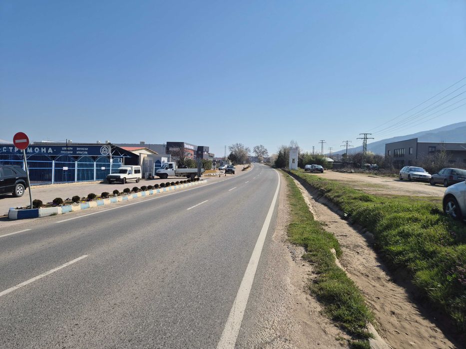 5 дка на първа линия с директен достъп на главен път Петрич-Златарево.