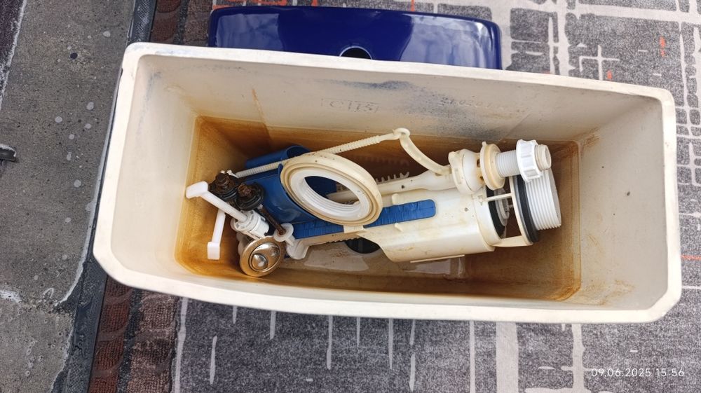 Продам унитаз со всеми комплектующими