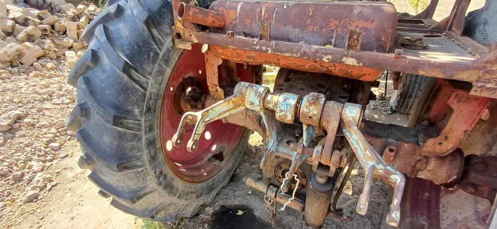 Traktor T28 sotiladi Toshkent Viloyati Bo‘ka Tumanida