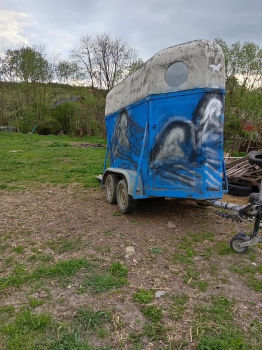 Vând remorca de transportat animale