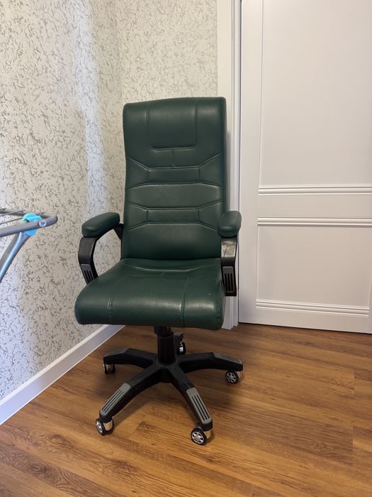 Офисное кресло кожанное