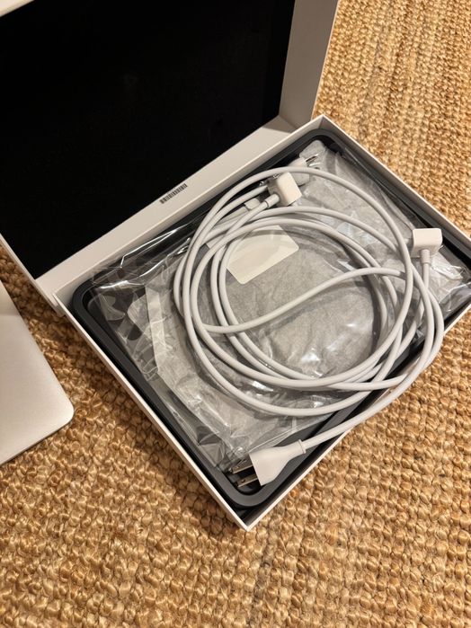 MacBook Air 13″ (Early 2015) –120GB SSD, stare bună, cutie originala