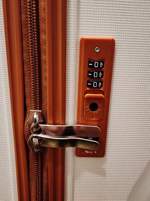 Чемодан 40.000 новый