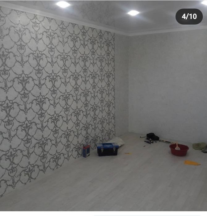 Поклейка обоев и галтели.