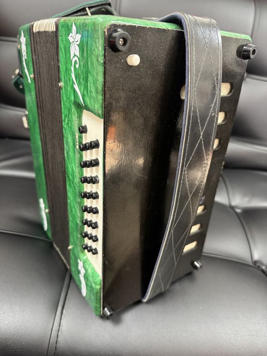 Продается ГАРМОНЬ Армавирская, с цельными планками