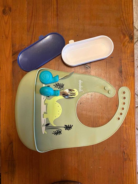 Set de hrănire Dodoli - bavețică și tacâmuri