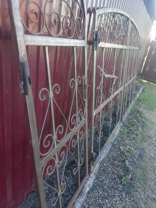 Продам ворота с элементами ковки