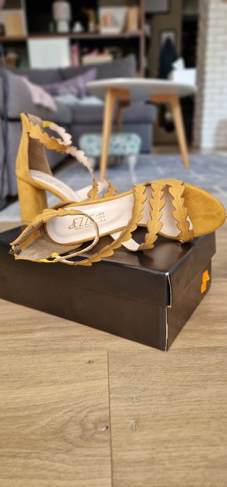 Чисто нови сандали