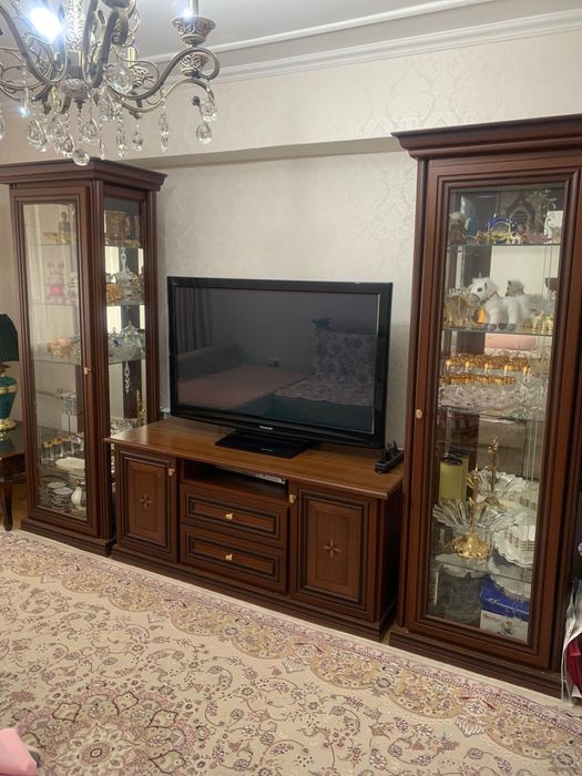 Продается стенка -горка и стол для гостийной