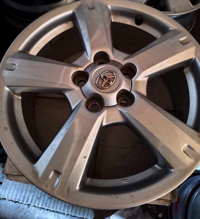 Продам оригинальные диски Тойота R17