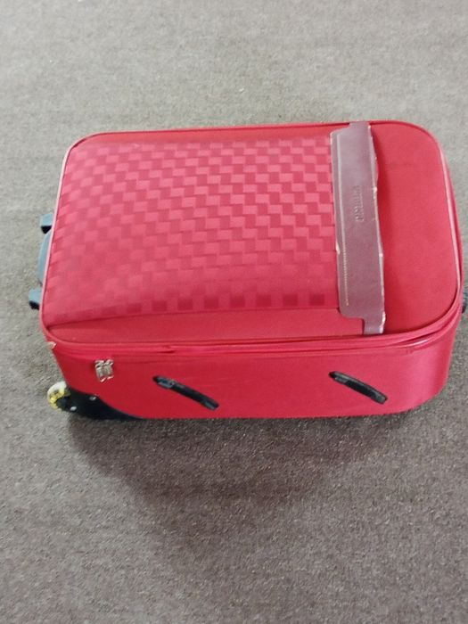 Чемодан красно-бордовый