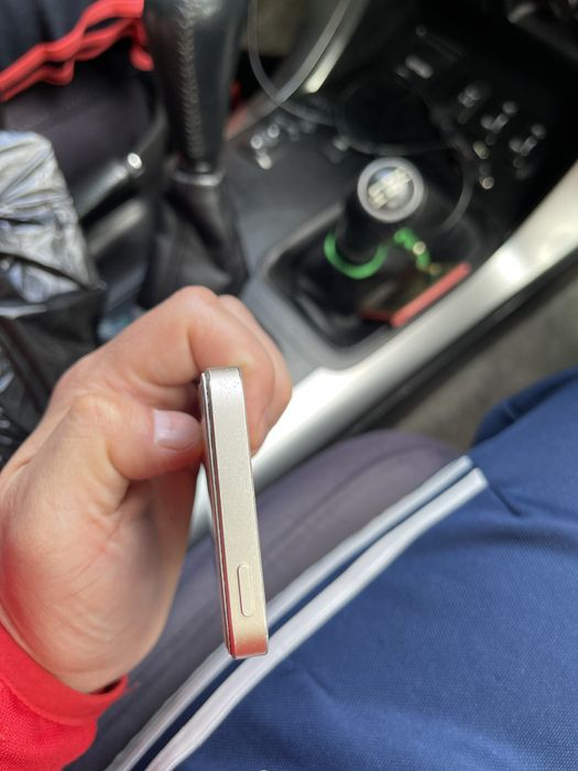 Продам iPhone SE