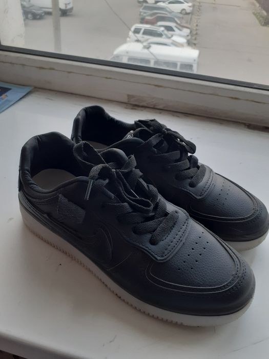 Продам кроссовки  женские