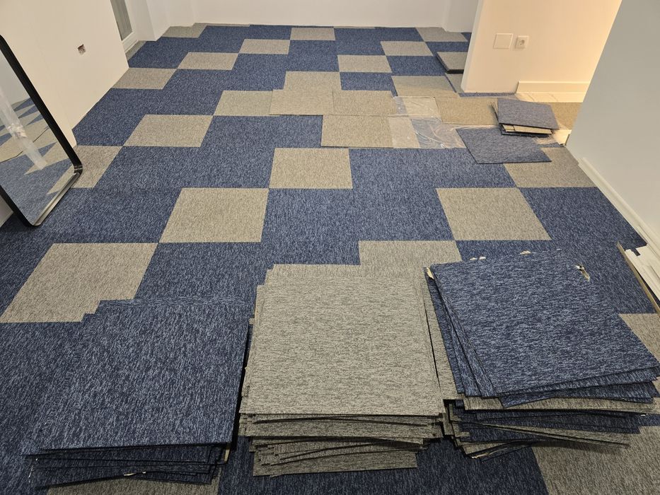 Vand dale de mocheta 50x50 de birou