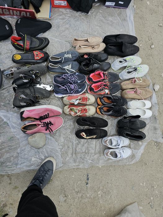 Haine și încălțăminte se vând toate nu la bucata angro preț 4 lei,