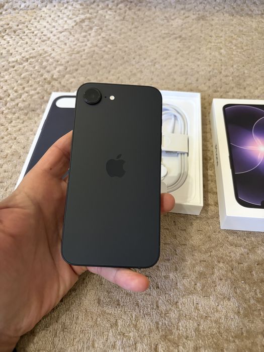 Продавам Iphone 17e 256GB Black