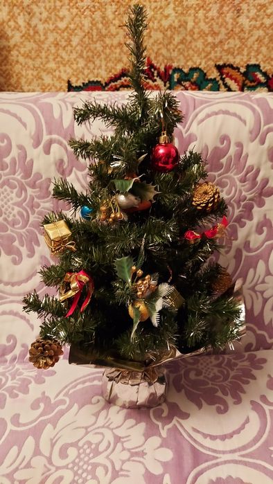 Красивая новогодняя елка с игрушками