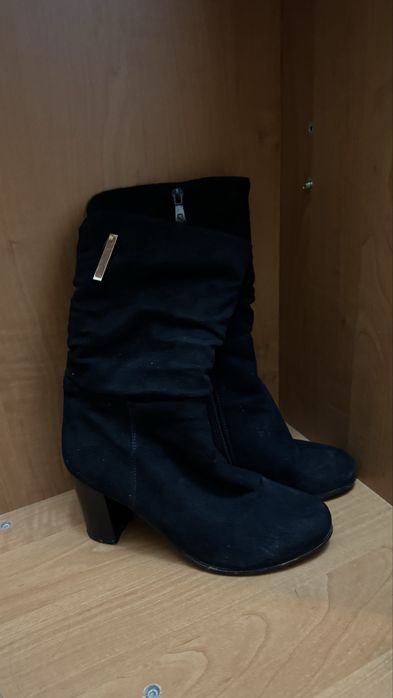 Черные замшовые сапоги