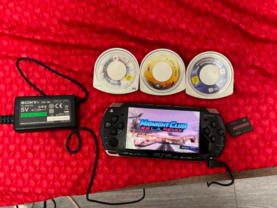 Consola PSP 2004 in stare perfecta + 4 jocuri PSP + 4GB SONY microSD card