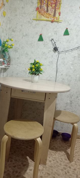 Кровать стол комод