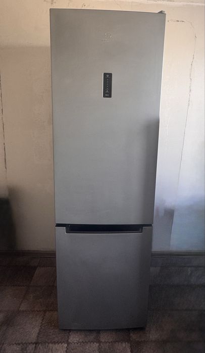 Продам холодильник indesit
