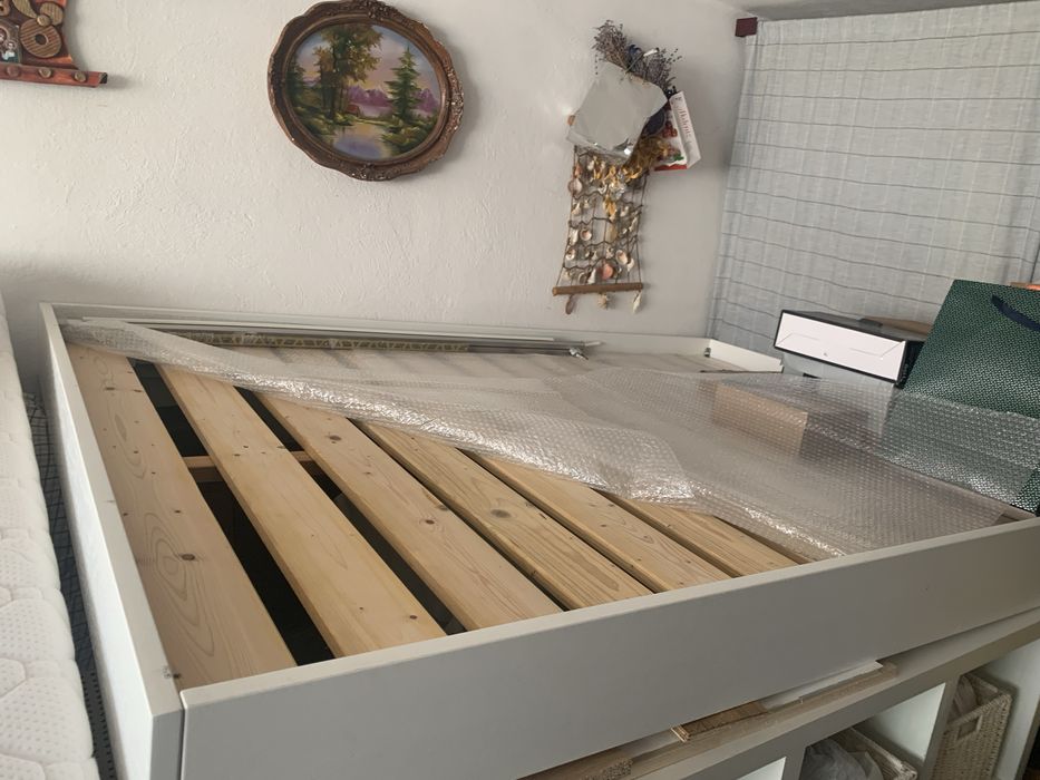 Vand pat de dormitor cu saltea  stare buna ,dimensiuni 200/160