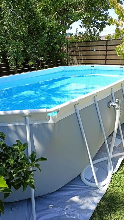 Vând Piscina cu cadru metalic Intex 26796NP, supraterana, ovala, cu pompa de filtrare + scara + folie acoperire, 503 x 274 x 122 cm