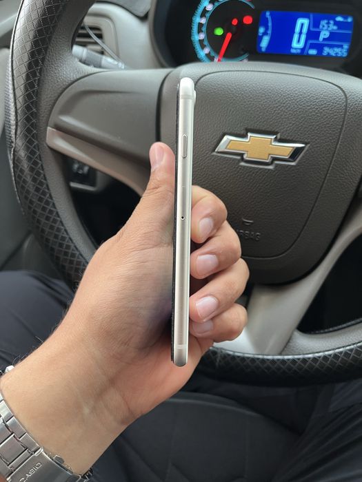 Продам iPhone Se 3 2022года