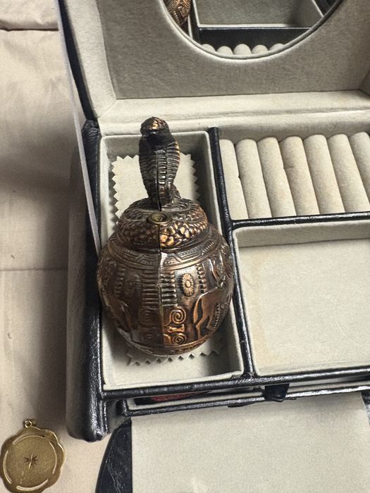 Brichetă de Colecție Antivânt – Model Mini Revolver cu Mâner 3D (Bronz Antic)