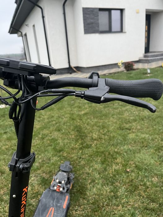 Vand trotineta kukirin g2 master.Are 2 zgarieturi,merge perfect!