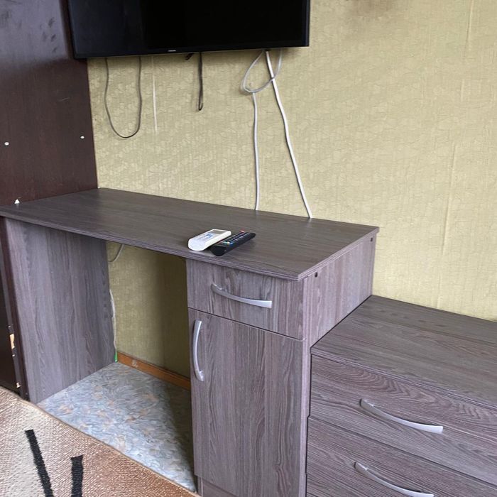 Компьютерный письменный стол с тумбой