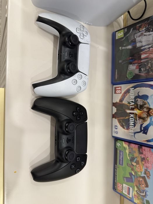 Плейстешн 5 с джостиками и дисками