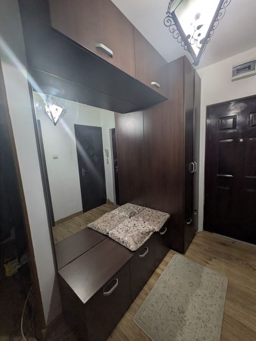 Mobilier hol din lemn cu oglindă în stare excelentă