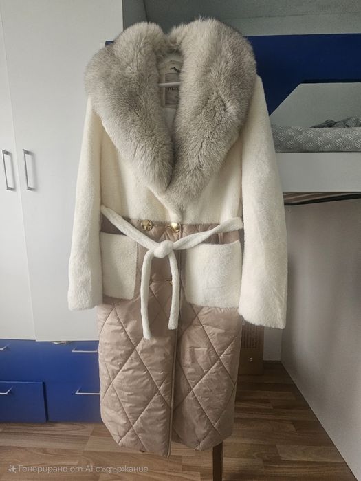 Палто с яка от естествен косъм и капитонирана долна част.