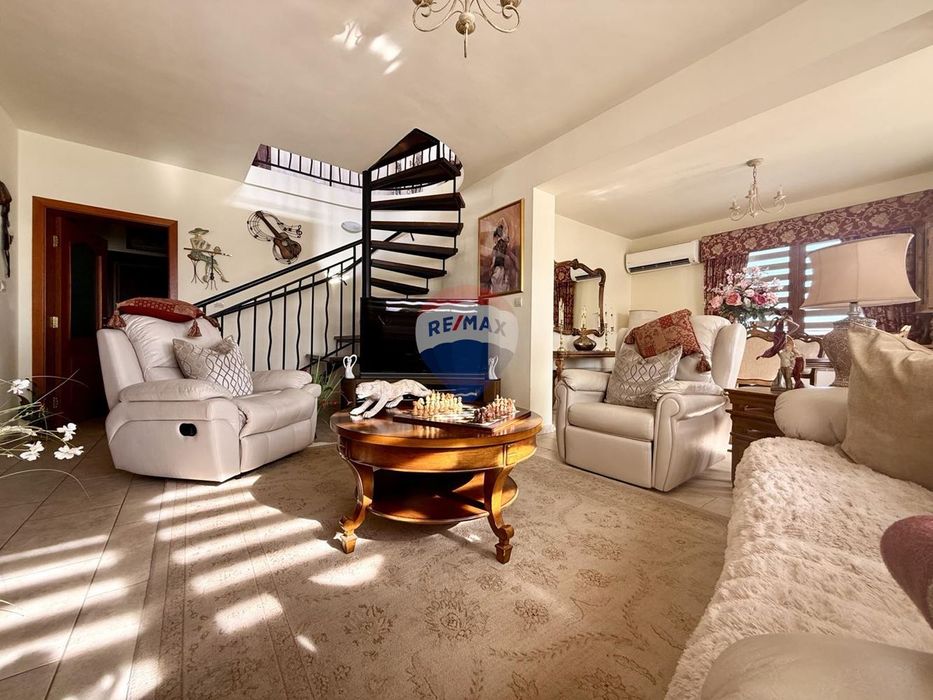 Самостоятелна къща в английски стил с четири спалнии, голям двор и ба