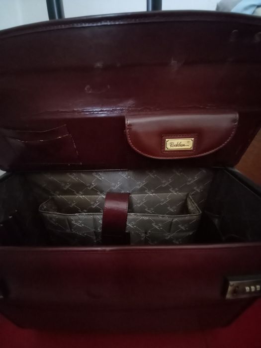 Продам чемодан на колёсах