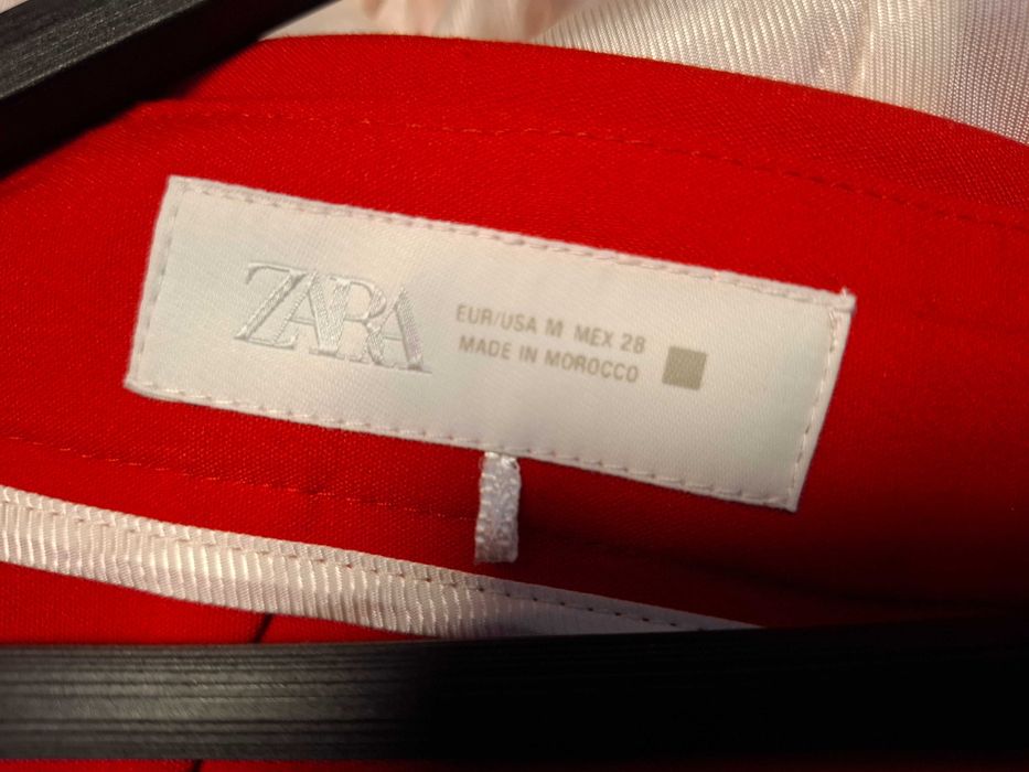 Дамски костюм от ZARA.