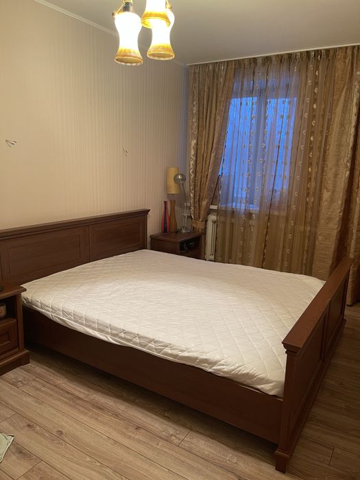 Мебель , спальный гарнитур, кровать и две тумбочки