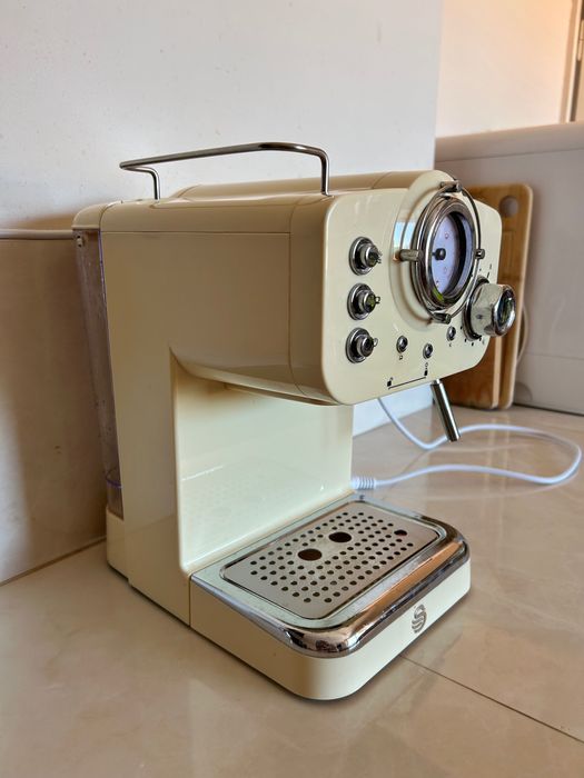 Еспресо кафемашина с цедка - Swan Retro Pump