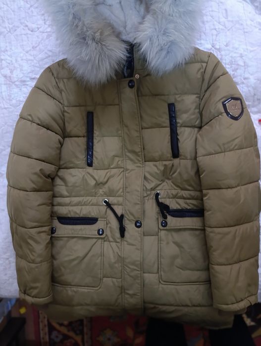 Куртка женская теплая с капюшоном .Состояние отличное.