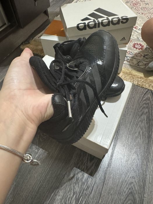 Продам демисезонные кроссовки Adidas оригинал
